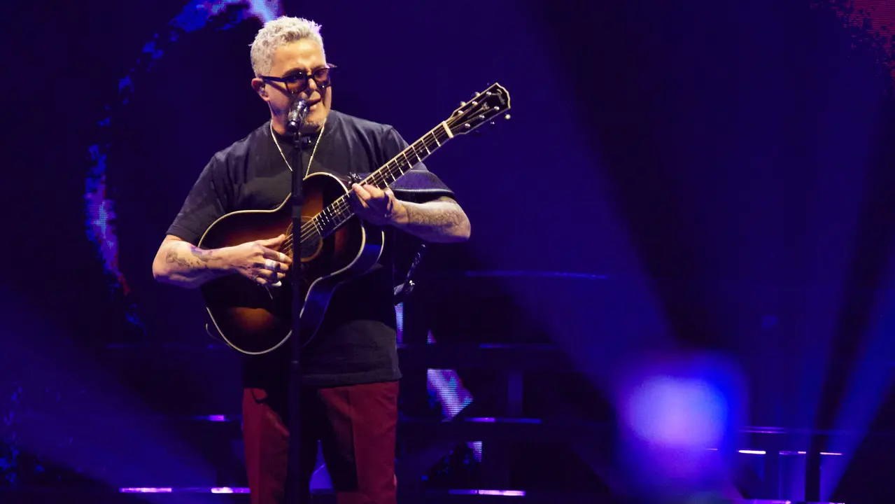 El cantante Alejandro Sanz inicia la segunda parte de su gira «Sanz en Vivo» en el pabellón Navarra Arena de Pamplona con un concierto que ha tomado especial importancia después de que el pasado 27 de mayo el artista dijera en sus redes sociales que no se encontraba bien de ánimo pero que quería seguir adelante con la gira. IÑIGO ALZUGARAY