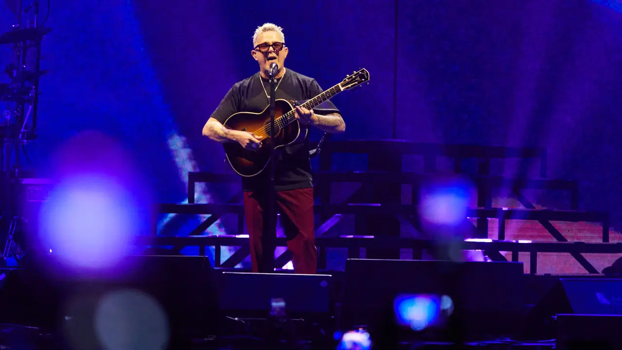 El cantante Alejandro Sanz inicia la segunda parte de su gira «Sanz en Vivo» en el pabellón Navarra Arena de Pamplona con un concierto que ha tomado especial importancia después de que el pasado 27 de mayo el artista dijera en sus redes sociales que no se encontraba bien de ánimo pero que quería seguir adelante con la gira. IÑIGO ALZUGARAY
