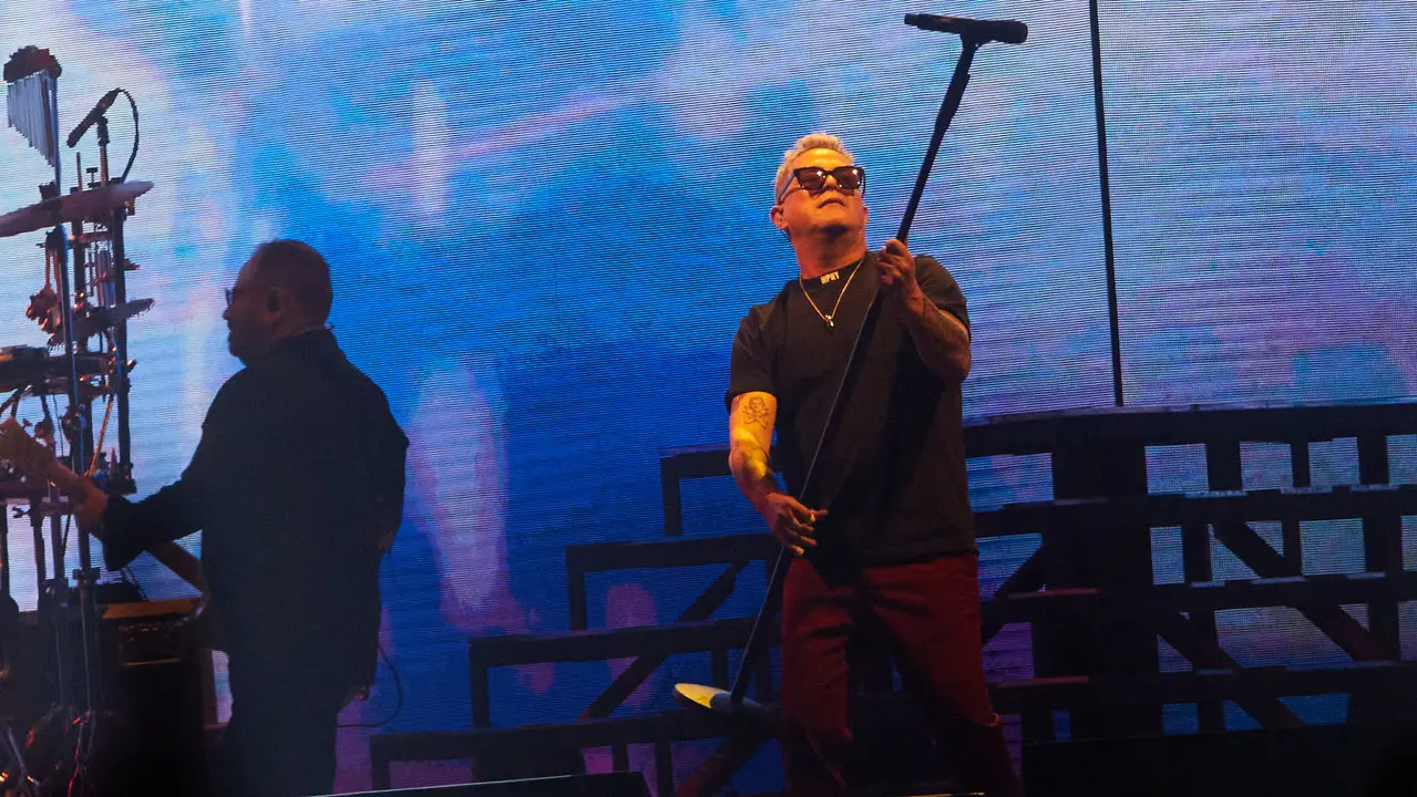El cantante Alejandro Sanz inicia la segunda parte de su gira «Sanz en Vivo» en el pabellón Navarra Arena de Pamplona con un concierto que ha tomado especial importancia después de que el pasado 27 de mayo el artista dijera en sus redes sociales que no se encontraba bien de ánimo pero que quería seguir adelante con la gira. IÑIGO ALZUGARAY