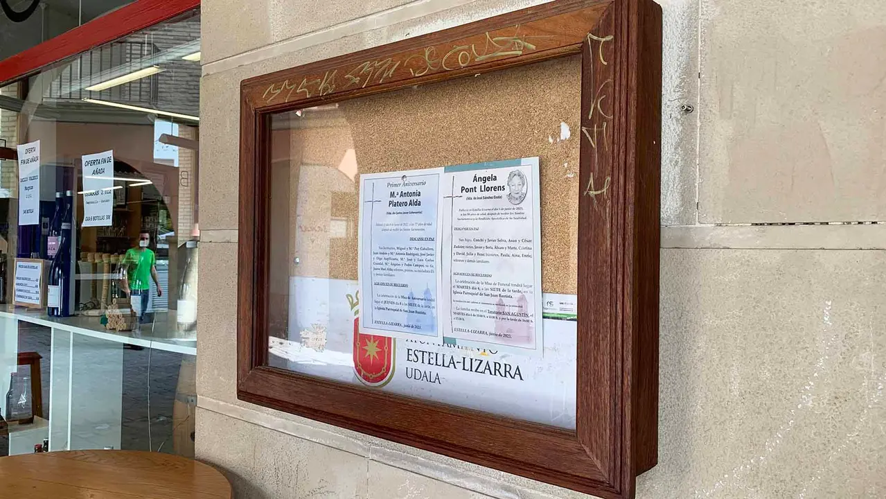 Panel expositor de esquelas en la Plaza de los Fueros de Estella. Navarra.com