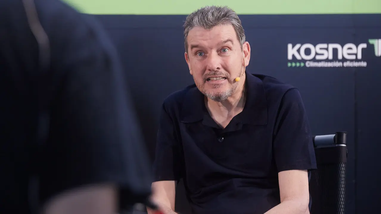 Miguel Indur&aacute;in, en representaci&oacute;n de Saltoki Home, entrega a Juan Carlos Unzu&eacute; y a la Fundaci&oacute;n Luz&oacute;n el cheque-donaci&oacute;n para la lucha contra la Esclerosis Lateral Amiotr&oacute;fica (ELA) gracias a los kil&oacute;metros recorridos en la pasada edici&oacute;n de la Skoda Titan Desert Morocco 2023. I&Ntilde;IGO ALZUGARAY