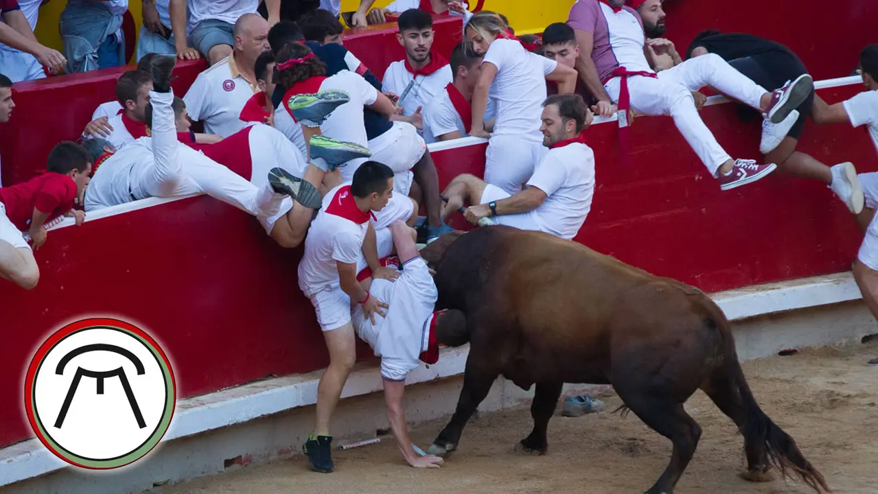 Los dos corredores corneados ha sido embestidos de forma simult&aacute;nea por el toro colorado 'Marisme&ntilde;o' de Cebada Gago en la Plaza de Toros en el quinto encierro de San Ferm&iacute;n 2022. ALEJANDRO VELASCO