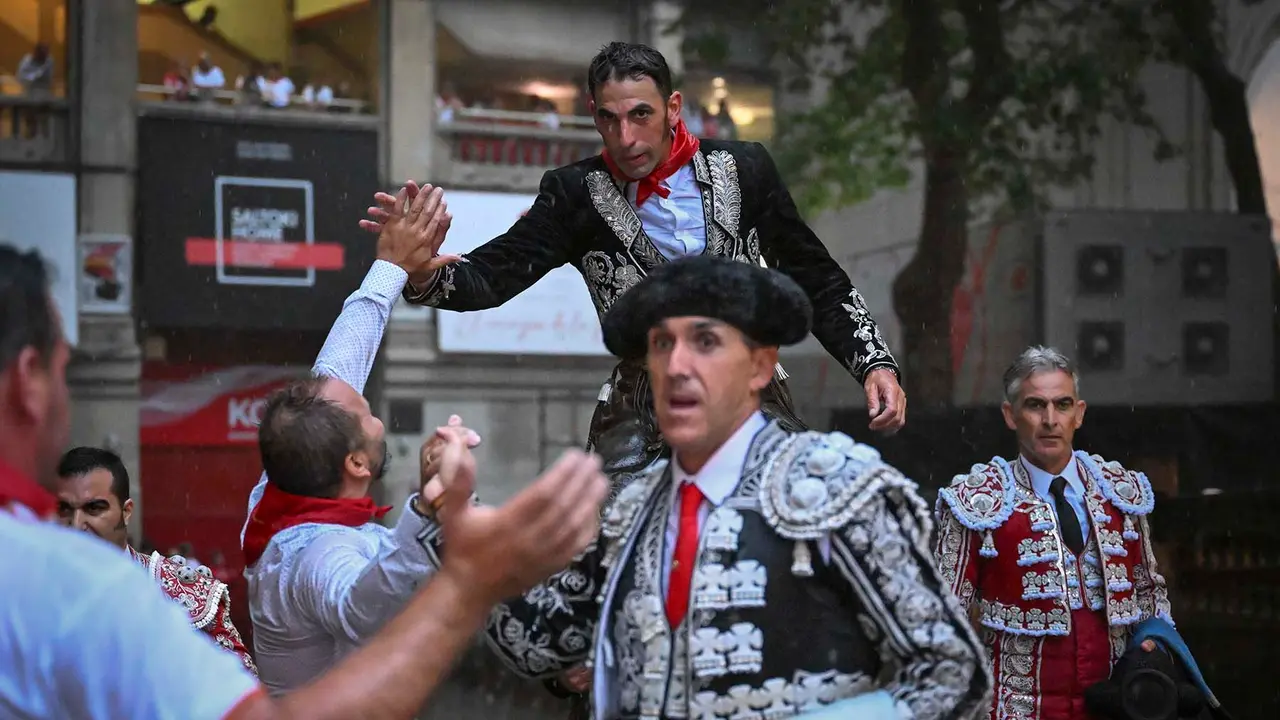 El rejoneador Pablo Hermoso de Mendoza sale a hombros de la Plaza de Toros de Pamplona tras la corrida de rejones celebrada este jueves la capital navarra dentro de la Feria del Toro de los Sanfermines 2022. EFE/Eloy Alonso