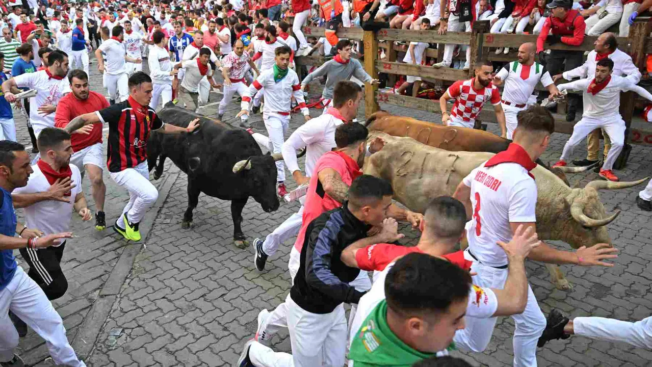 Los toros de la ganadería de Fuente Ymbro a su paso por el tramo de Telefónica durante el cuarto encierro de los sanfermines 2023, este lunes. EFE/Daniel Fernández