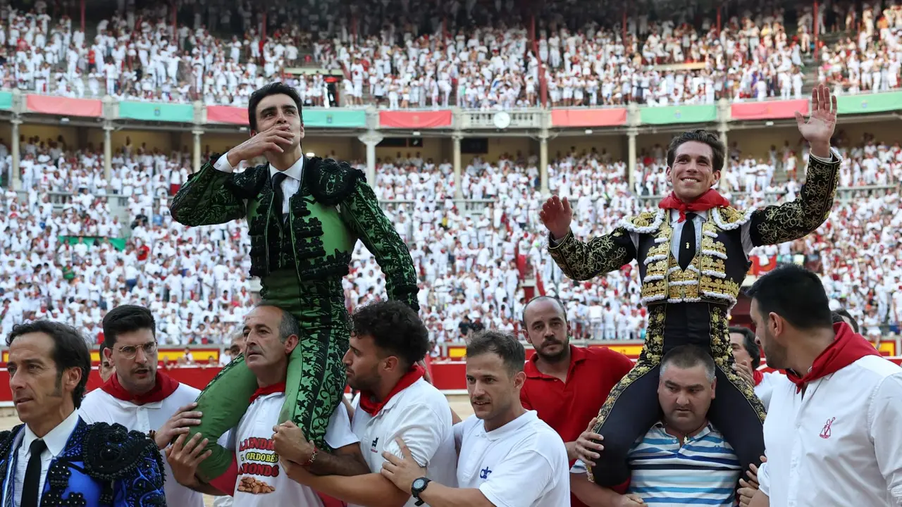 Los diestros Miguel Angel Perera (i) y Ginés Marín salen a hombros por la puerta grande de la Plaza de Toros de Pamplona, dentro de la Feria del Toro de los Sanfermines 2023, donde ha compartido cartel con y Daniel Luque con toros de la ganadería gaditana de Fuente Ymbro. EFE/J.P.Urdíroz
