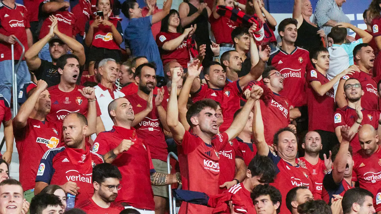 La grada del estadio de El Sadar durante el partido de ida de la previa de la UEFA Europa Conference League entre CA Osasuna y Club Brugge disputado en Pamplona. IÑIGO ALZUGARAY