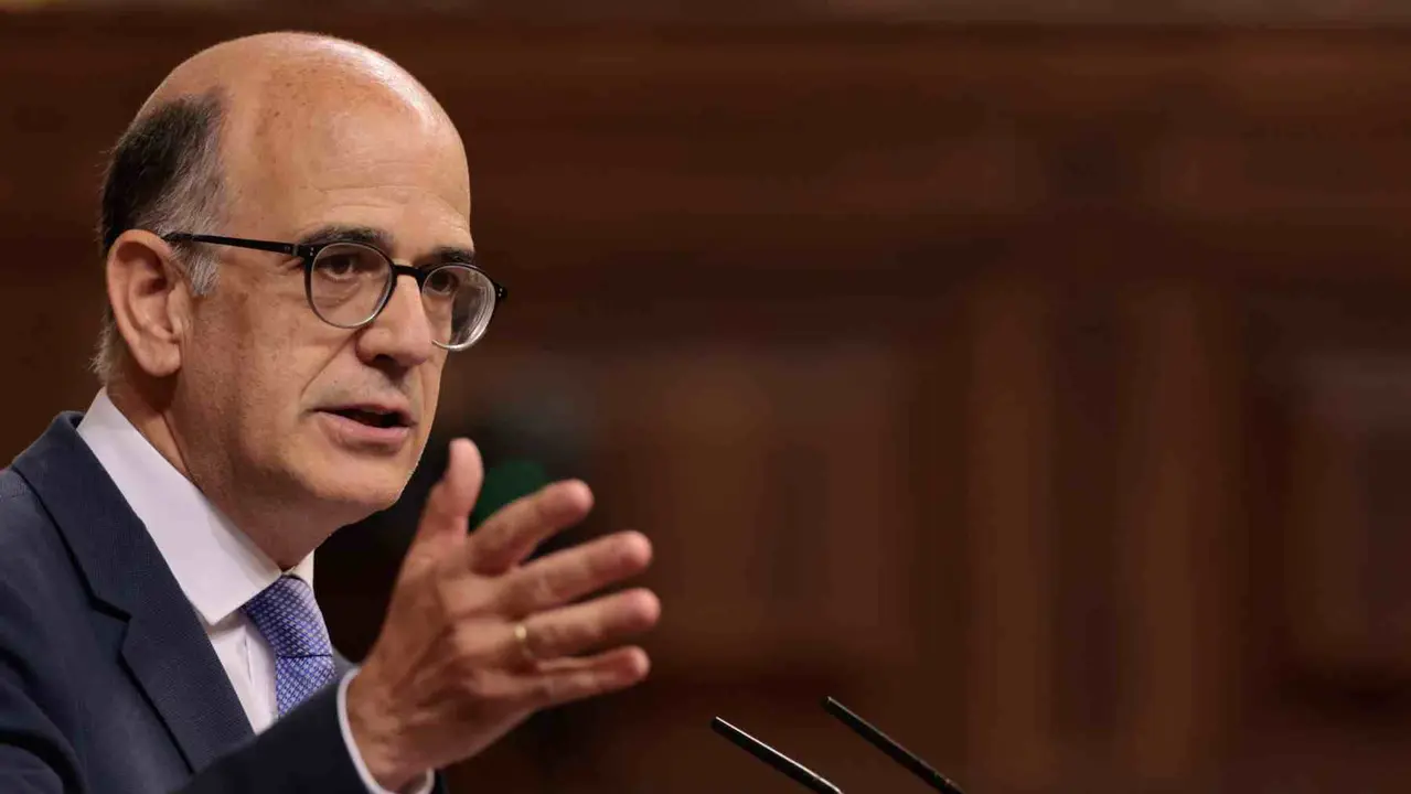 El portavoz de UPN, Alberto Catal&aacute;n interviene en la segunda jornada del debate de investidura del candidato Alberto N&uacute;&ntilde;ez Feij&oacute;o en el Congreso. EFE/ Sergio P&eacute;rez