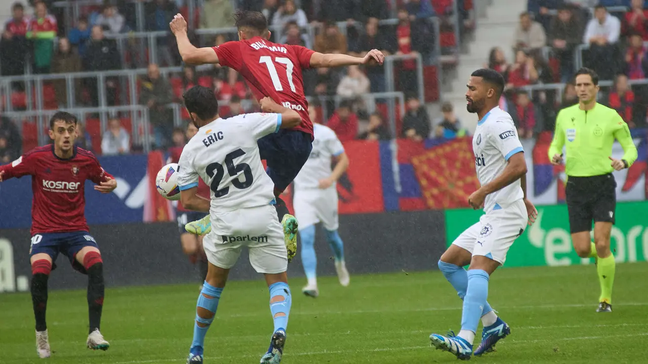 Aimar Oroz (10. CA Osasuna), Eric García (25. Girona FC), Ante Budimir (17. CA Osasuna) y Yangel Herrera (21. Girona FC) durante el partido de La Liga EA Sports entre CA Osasuna y Girona FC disputado en el estadio de El Sadar en Pamplona. IÑIGO ALZUGARAY