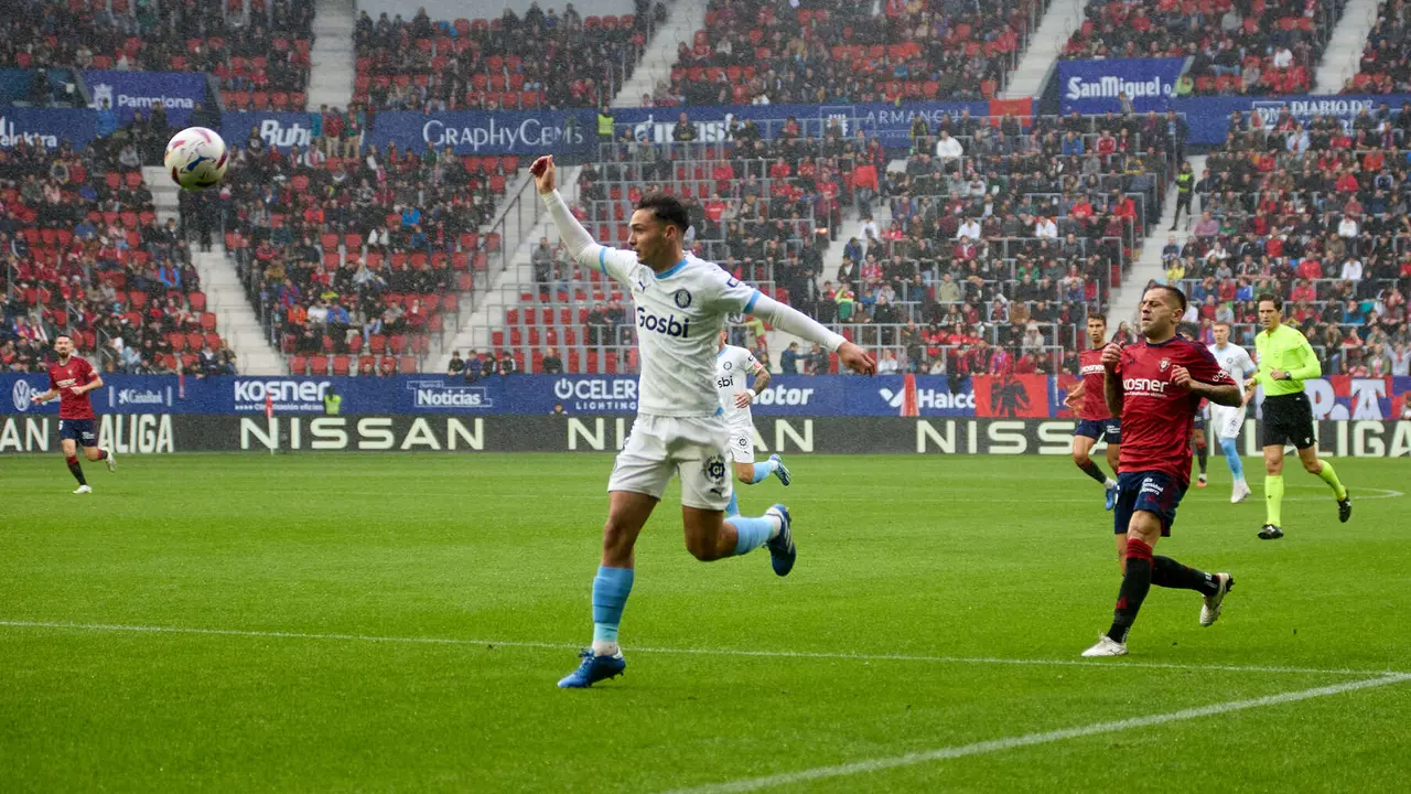 Arnau Martínez (4. Girona FC) y Rubén Peña (15. CA Osasuna) durante el partido de La Liga EA Sports entre CA Osasuna y Girona FC disputado en el estadio de El Sadar en Pamplona. IÑIGO ALZUGARAY
