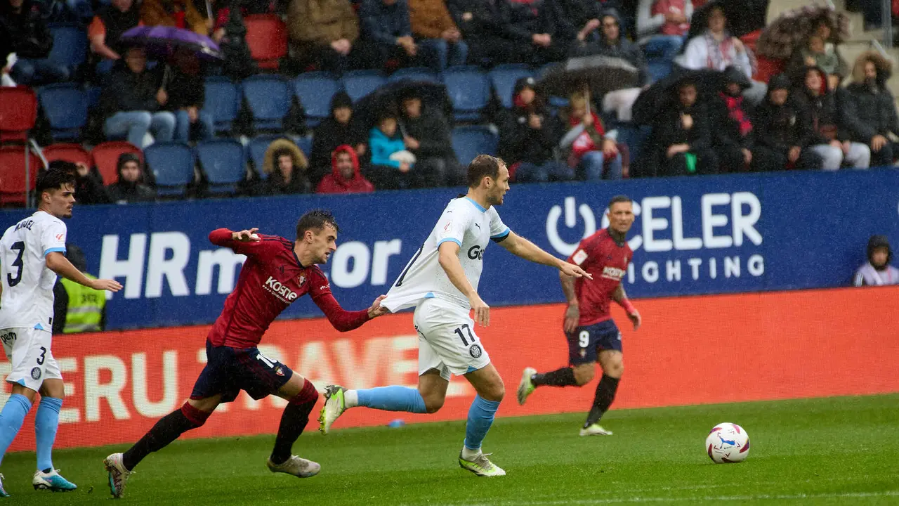 Miguel Gutiérrez (3. Girona FC), Aimar Oroz (10. CA Osasuna), Daley Blind (17. Girona FC) y Chimy Avila (9. CA Osasuna) durante el partido de La Liga EA Sports entre CA Osasuna y Girona FC disputado en el estadio de El Sadar en Pamplona. IÑIGO ALZUGARAY