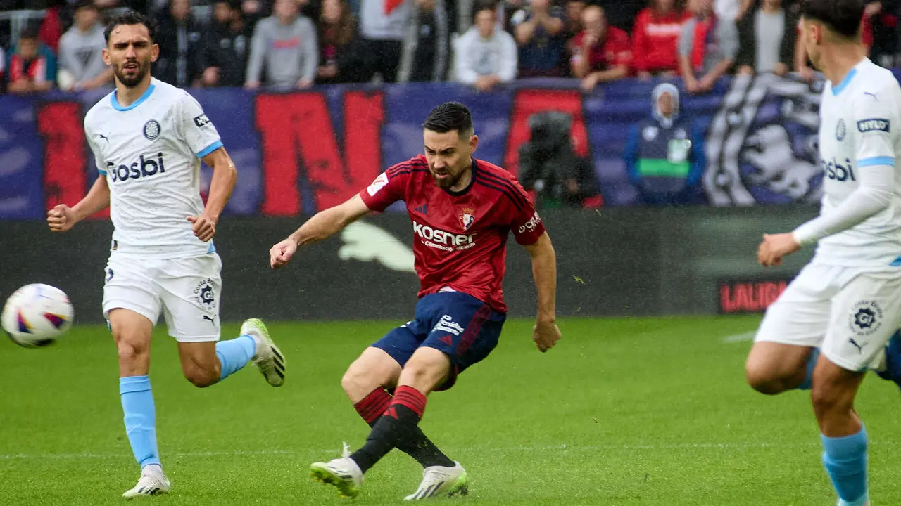 Eric García (25. Girona FC) y Moi Gómez (16. CA Osasuna) durante el partido de La Liga EA Sports entre CA Osasuna y Girona FC disputado en el estadio de El Sadar en Pamplona. IÑIGO ALZUGARAY
