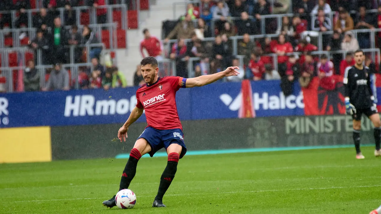 David García (5. CA Osasuna) durante el partido de La Liga EA Sports entre CA Osasuna y Girona FC disputado en el estadio de El Sadar en Pamplona. IÑIGO ALZUGARAY
