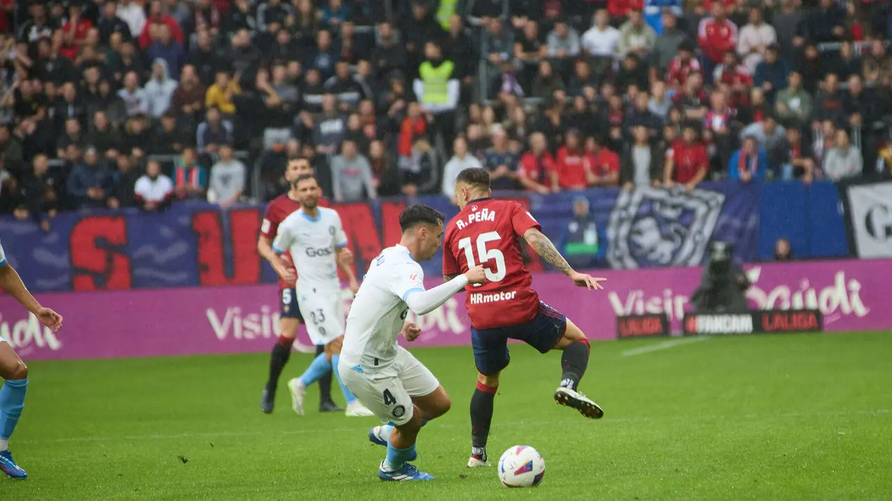 Arnau Martínez (4. Girona FC) y Rubén Peña (15. CA Osasuna) durante el partido de La Liga EA Sports entre CA Osasuna y Girona FC disputado en el estadio de El Sadar en Pamplona. IÑIGO ALZUGARAY