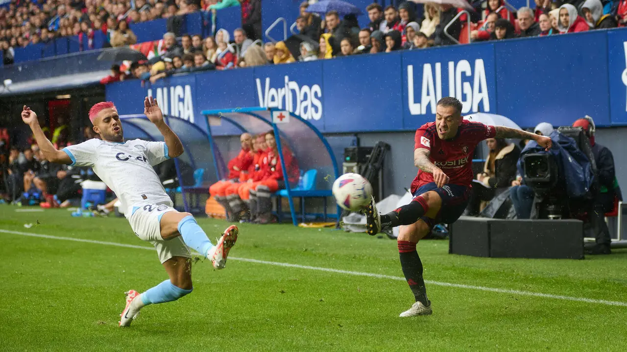 Yan Couto (20. Girona FC) y Rubén Peña (15. CA Osasuna) durante el partido de La Liga EA Sports entre CA Osasuna y Girona FC disputado en el estadio de El Sadar en Pamplona. IÑIGO ALZUGARAY