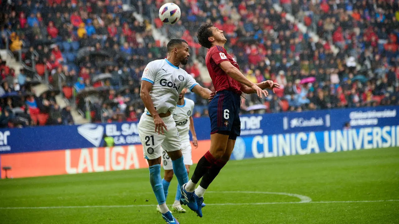 Yangel Herrera (21. Girona FC) y Lucas Torró (6. CA Osasuna) durante el partido de La Liga EA Sports entre CA Osasuna y Girona FC disputado en el estadio de El Sadar en Pamplona. IÑIGO ALZUGARAY