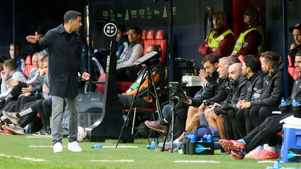 Míchel Sánchez (entrenador Girona FC) durante el partido de La Liga EA Sports entre CA Osasuna y Girona FC disputado en el estadio de El Sadar en Pamplona. IÑIGO ALZUGARAY