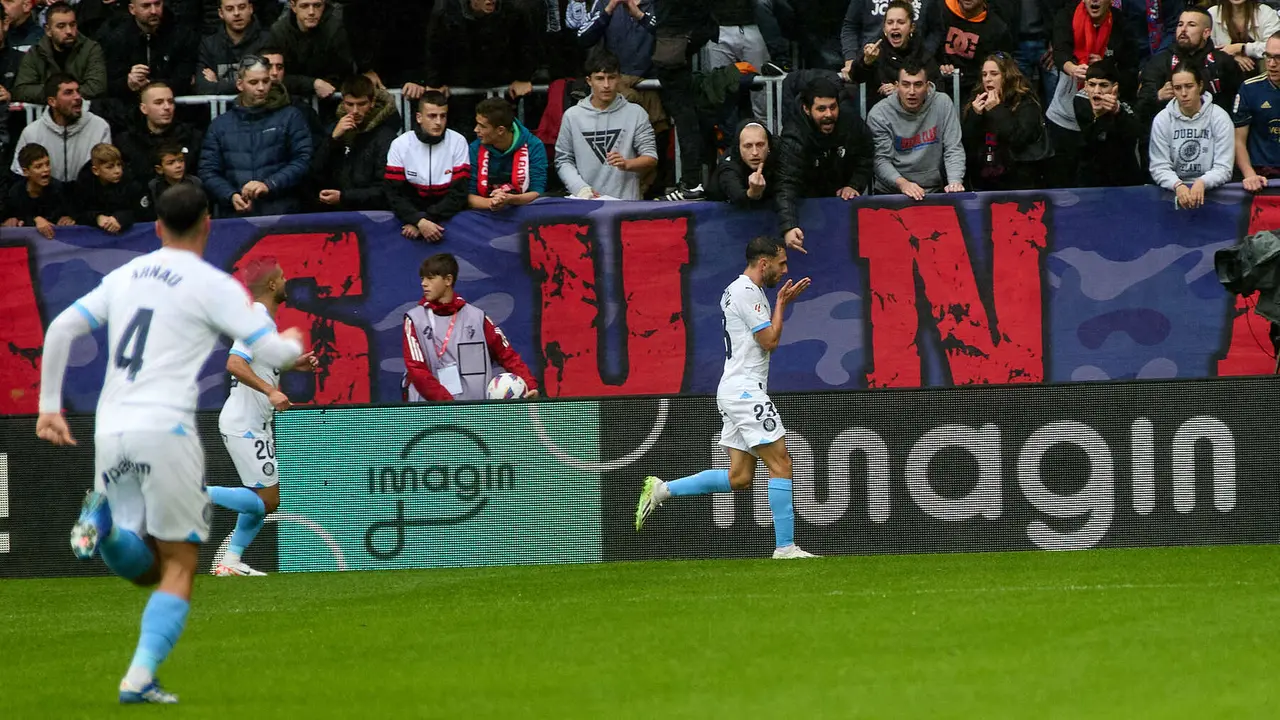 Los jugadores del Girona FC celebran el gol de Miguel Gutiérrez (0-1) durante el partido de La Liga EA Sports entre CA Osasuna y Girona FC disputado en el estadio de El Sadar en Pamplona. IÑIGO ALZUGARAY