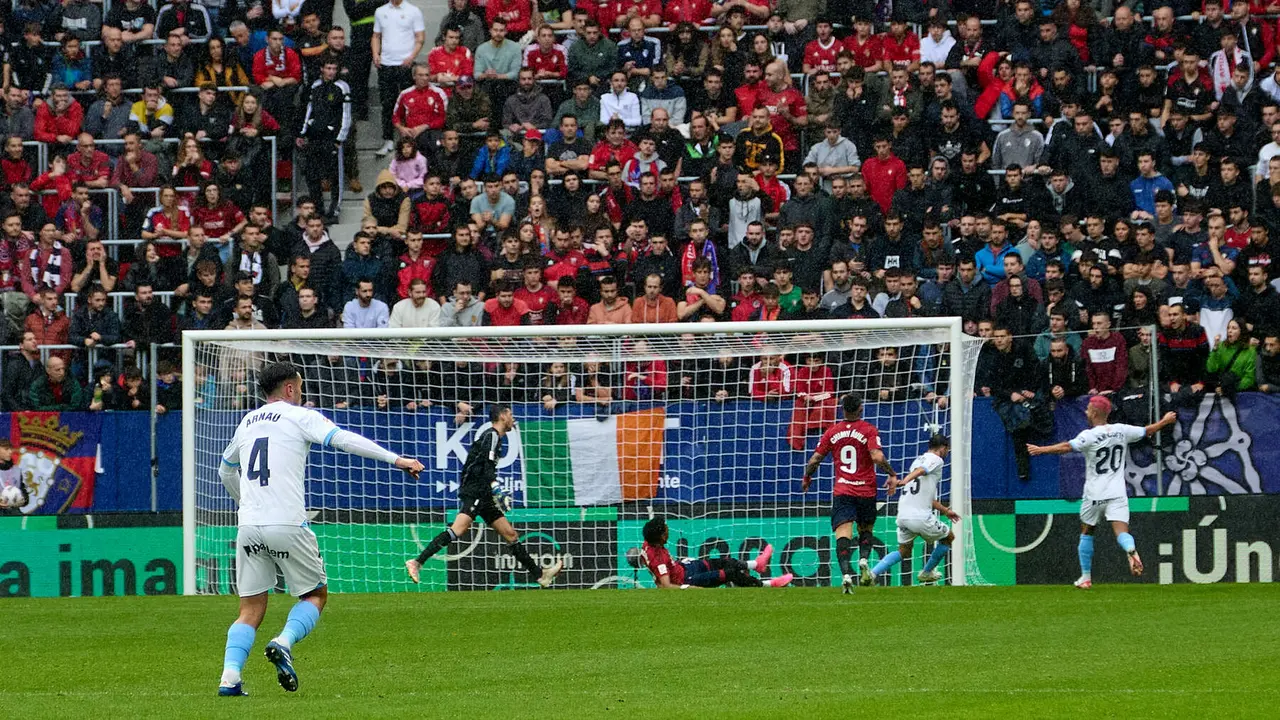 Los jugadores del Girona FC celebran el gol de Miguel Gutiérrez (0-1) durante el partido de La Liga EA Sports entre CA Osasuna y Girona FC disputado en el estadio de El Sadar en Pamplona. IÑIGO ALZUGARAY