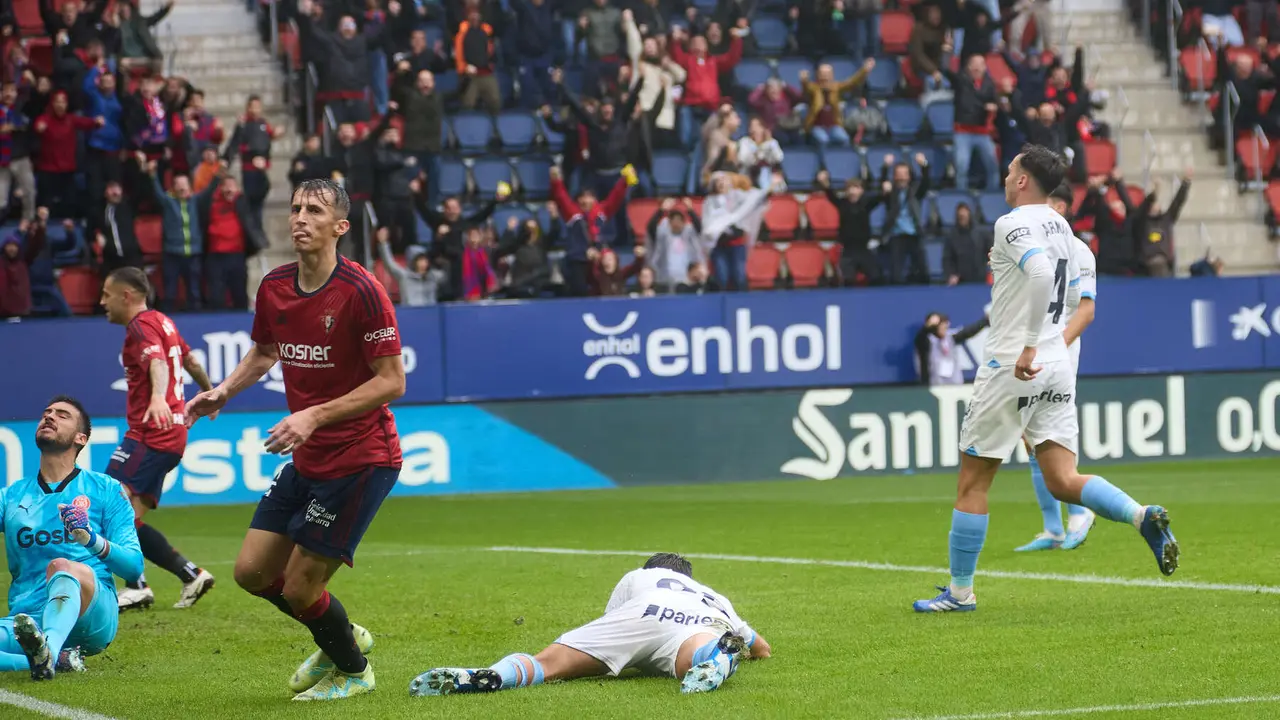 Los jugadores de Osasuna celebran el gol de Ante Budimir (1-1) durante el partido de La Liga EA Sports entre CA Osasuna y Girona FC disputado en el estadio de El Sadar en Pamplona. IÑIGO ALZUGARAY