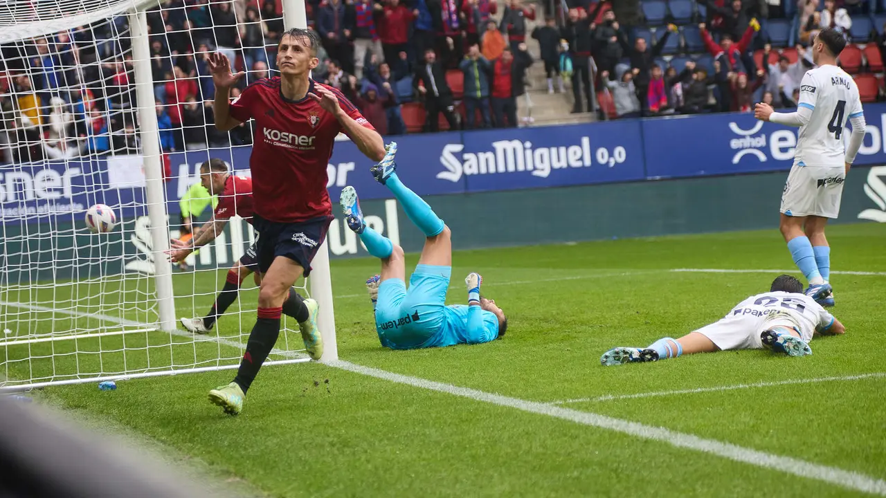 Los jugadores de Osasuna celebran el gol de Ante Budimir (1-1) durante el partido de La Liga EA Sports entre CA Osasuna y Girona FC disputado en el estadio de El Sadar en Pamplona. IÑIGO ALZUGARAY