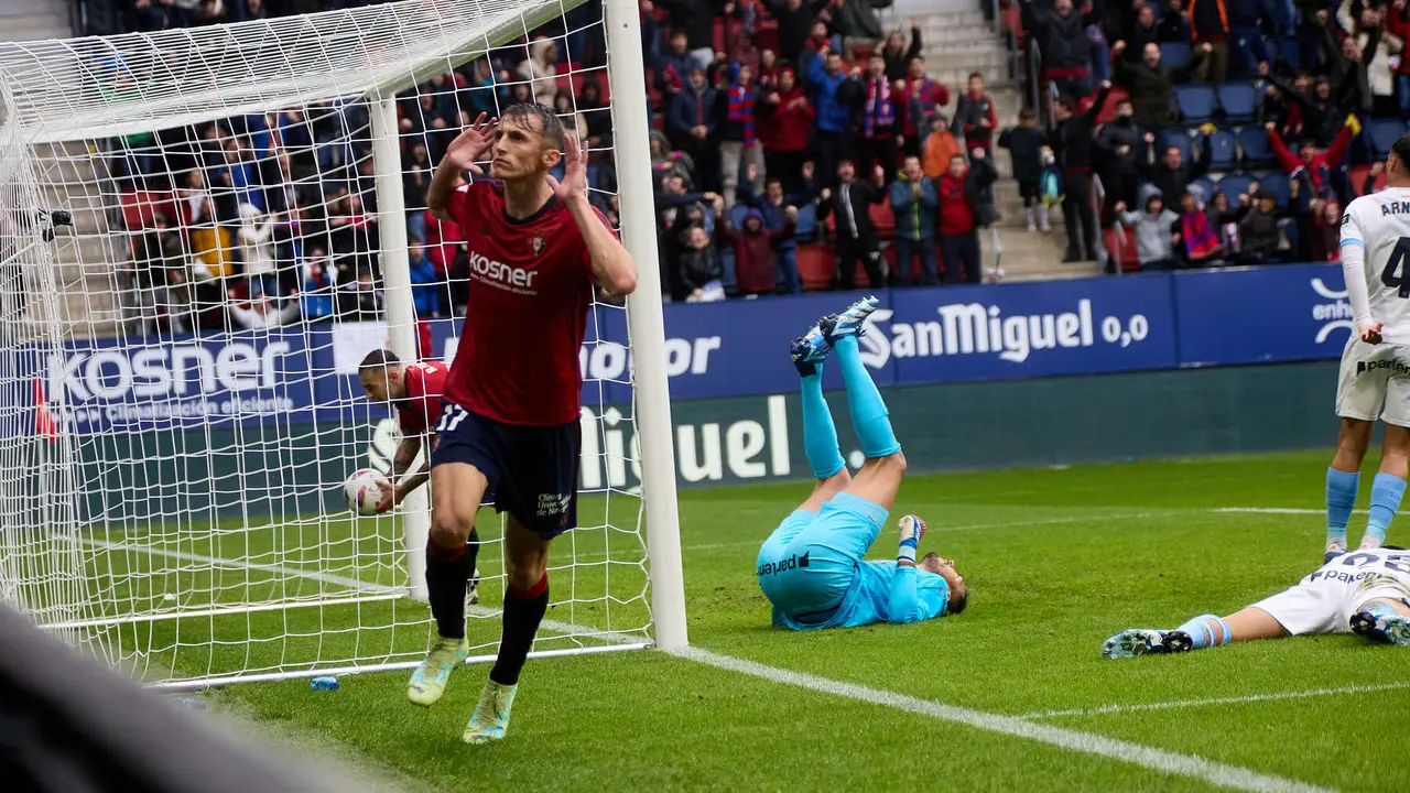 Los jugadores de Osasuna celebran el gol de Ante Budimir (1-1) durante el partido de La Liga EA Sports entre CA Osasuna y Girona FC disputado en el estadio de El Sadar en Pamplona. IÑIGO ALZUGARAY
