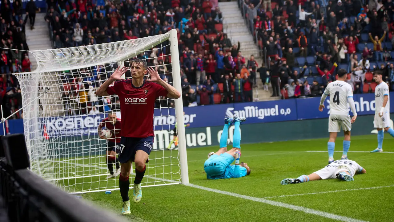 Los jugadores de Osasuna celebran el gol de Ante Budimir (1-1) durante el partido de La Liga EA Sports entre CA Osasuna y Girona FC disputado en el estadio de El Sadar en Pamplona. IÑIGO ALZUGARAY
