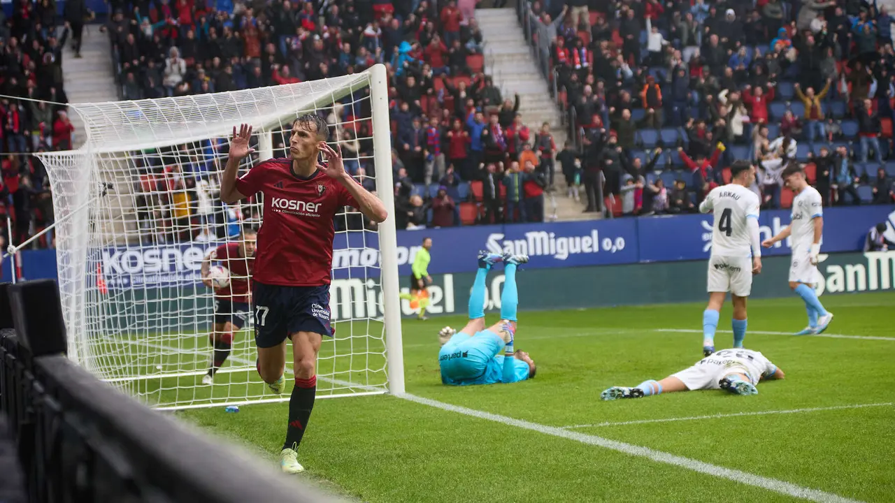 Los jugadores de Osasuna celebran el gol de Ante Budimir (1-1) durante el partido de La Liga EA Sports entre CA Osasuna y Girona FC disputado en el estadio de El Sadar en Pamplona. IÑIGO ALZUGARAY