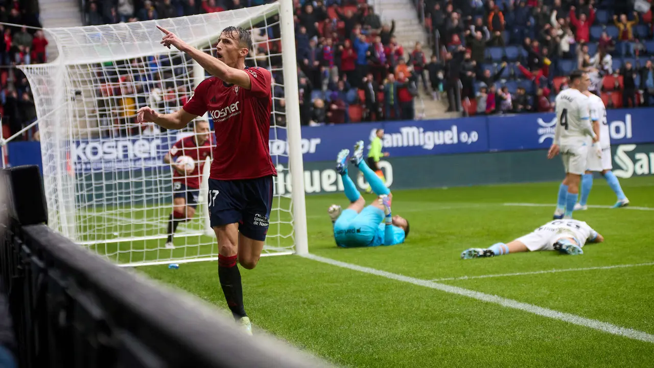 Los jugadores de Osasuna celebran el gol de Ante Budimir (1-1) durante el partido de La Liga EA Sports entre CA Osasuna y Girona FC disputado en el estadio de El Sadar en Pamplona. IÑIGO ALZUGARAY