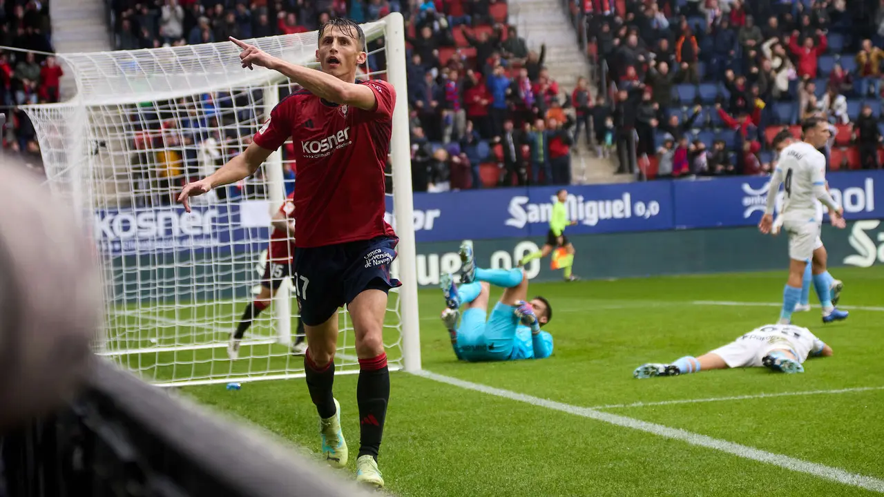 Los jugadores de Osasuna celebran el gol de Ante Budimir (1-1) durante el partido de La Liga EA Sports entre CA Osasuna y Girona FC disputado en el estadio de El Sadar en Pamplona. IÑIGO ALZUGARAY