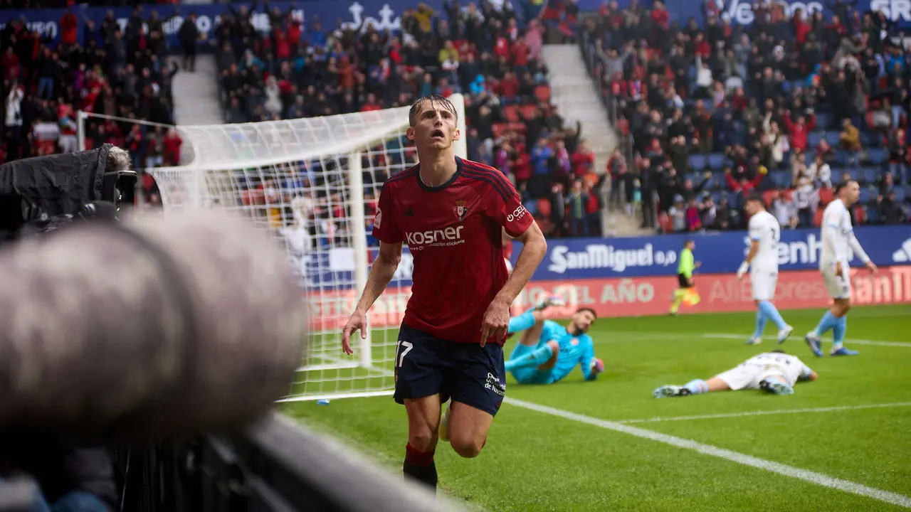 Los jugadores de Osasuna celebran el gol de Ante Budimir (1-1) durante el partido de La Liga EA Sports entre CA Osasuna y Girona FC disputado en el estadio de El Sadar en Pamplona. IÑIGO ALZUGARAY