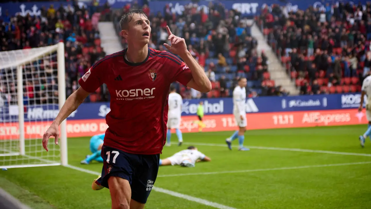 Los jugadores de Osasuna celebran el gol de Ante Budimir (1-1) durante el partido de La Liga EA Sports entre CA Osasuna y Girona FC disputado en el estadio de El Sadar en Pamplona. IÑIGO ALZUGARAY