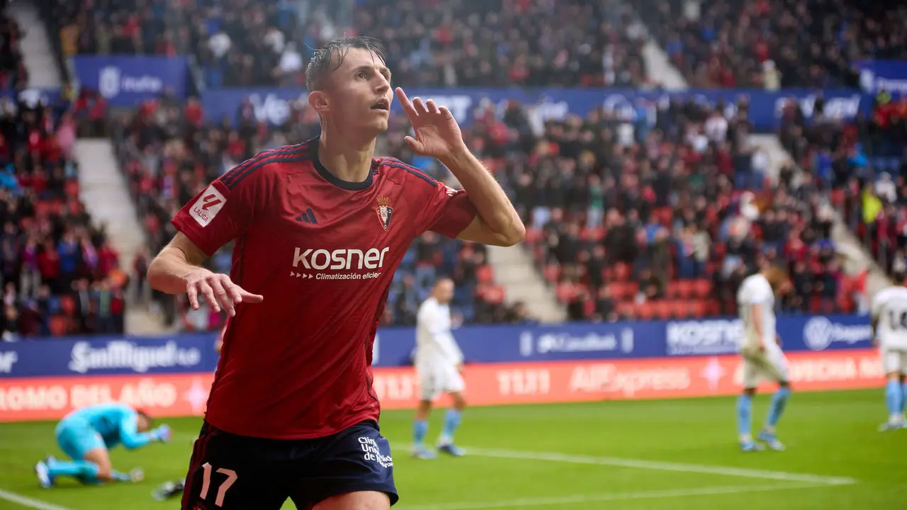 Los jugadores de Osasuna celebran el gol de Ante Budimir (1-1) durante el partido de La Liga EA Sports entre CA Osasuna y Girona FC disputado en el estadio de El Sadar en Pamplona. IÑIGO ALZUGARAY