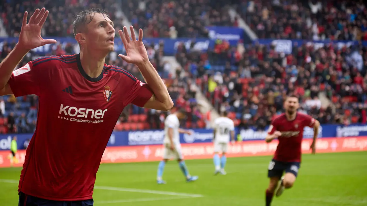 Los jugadores de Osasuna celebran el gol de Ante Budimir (1-1) durante el partido de La Liga EA Sports entre CA Osasuna y Girona FC disputado en el estadio de El Sadar en Pamplona. IÑIGO ALZUGARAY