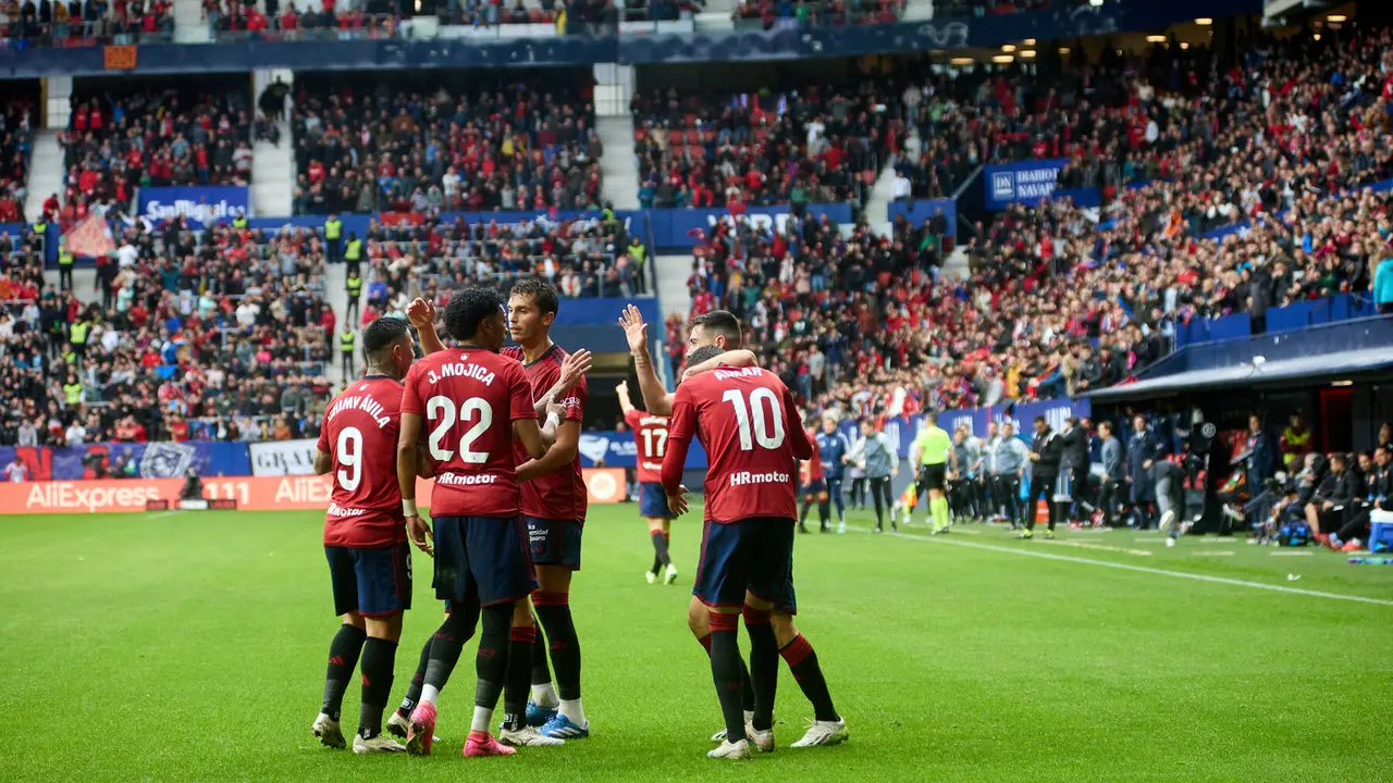Los jugadores de Osasuna celebran el gol de Ante Budimir (1-1) durante el partido de La Liga EA Sports entre CA Osasuna y Girona FC disputado en el estadio de El Sadar en Pamplona. IÑIGO ALZUGARAY