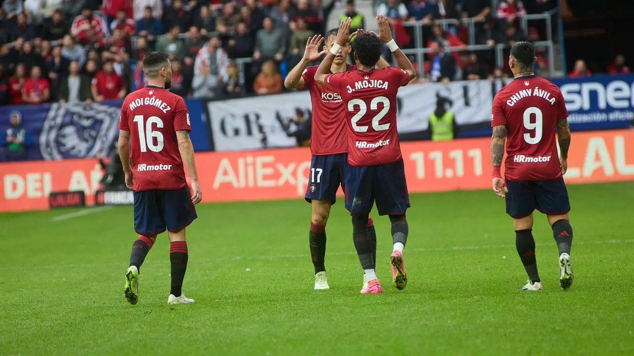 Los jugadores de Osasuna celebran el gol de Ante Budimir (1-1) durante el partido de La Liga EA Sports entre CA Osasuna y Girona FC disputado en el estadio de El Sadar en Pamplona. IÑIGO ALZUGARAY