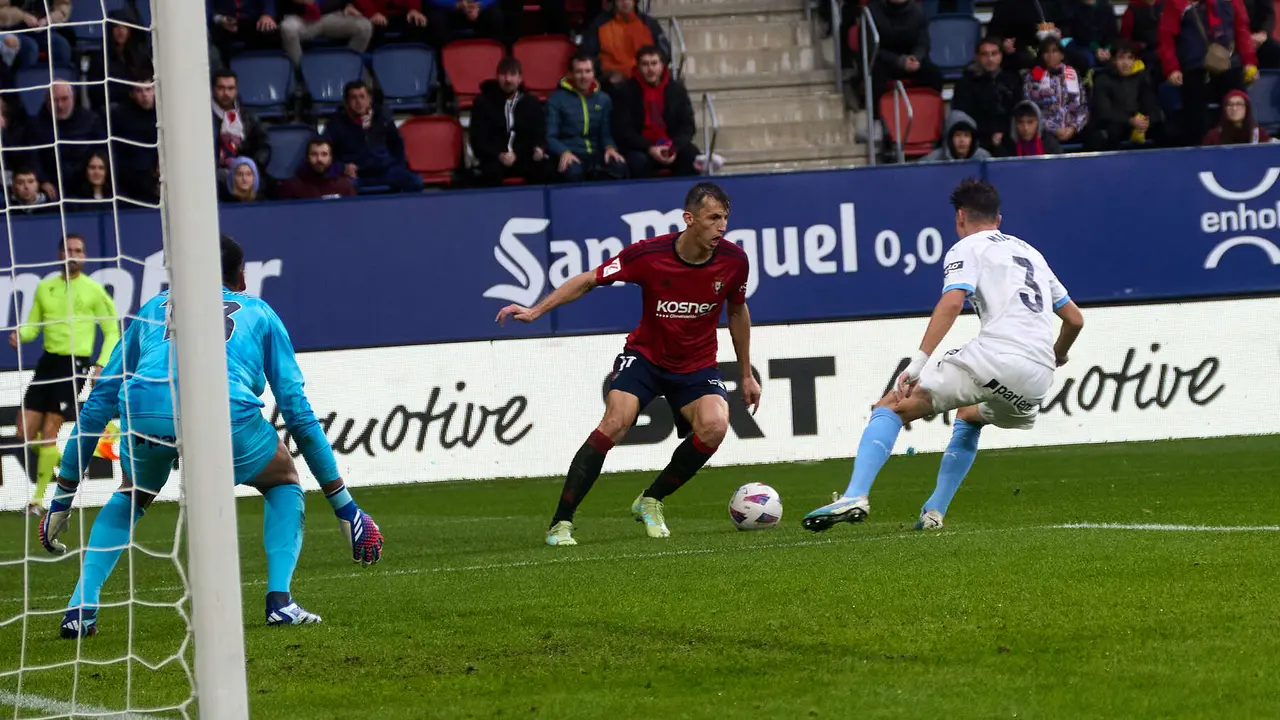 Paulo Gazzaniga (13. Girona FC), Ante Budimir (17. CA Osasuna) y Miguel Gutiérrez (3. Girona FC) durante el partido de La Liga EA Sports entre CA Osasuna y Girona FC disputado en el estadio de El Sadar en Pamplona. IÑIGO ALZUGARAY