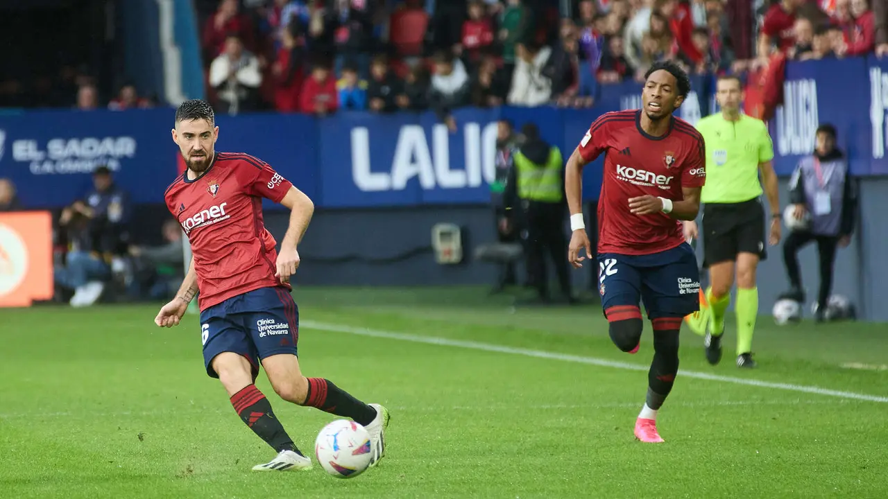 Moi Gómez (16. CA Osasuna) y Johan Mojica (22. CA Osasuna) durante el partido de La Liga EA Sports entre CA Osasuna y Girona FC disputado en el estadio de El Sadar en Pamplona. IÑIGO ALZUGARAY