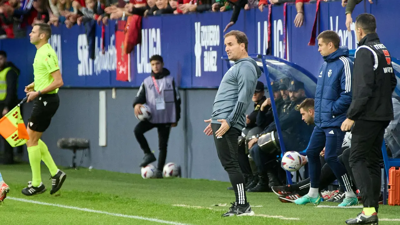Jagoba Arrasate (entrenador CA Osasuna) durante el partido de La Liga EA Sports entre CA Osasuna y Girona FC disputado en el estadio de El Sadar en Pamplona. IÑIGO ALZUGARAY