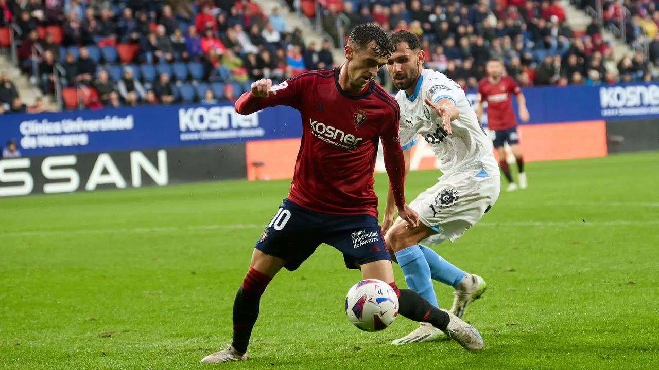 Aimar Oroz (10. CA Osasuna) y Iván Martín (23. Girona FC) durante el partido de La Liga EA Sports entre CA Osasuna y Girona FC disputado en el estadio de El Sadar en Pamplona. IÑIGO ALZUGARAY