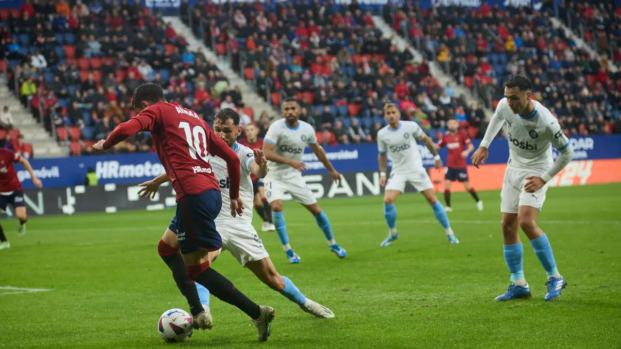 Aimar Oroz (10. CA Osasuna) y Iván Martín (23. Girona FC) durante el partido de La Liga EA Sports entre CA Osasuna y Girona FC disputado en el estadio de El Sadar en Pamplona. IÑIGO ALZUGARAY