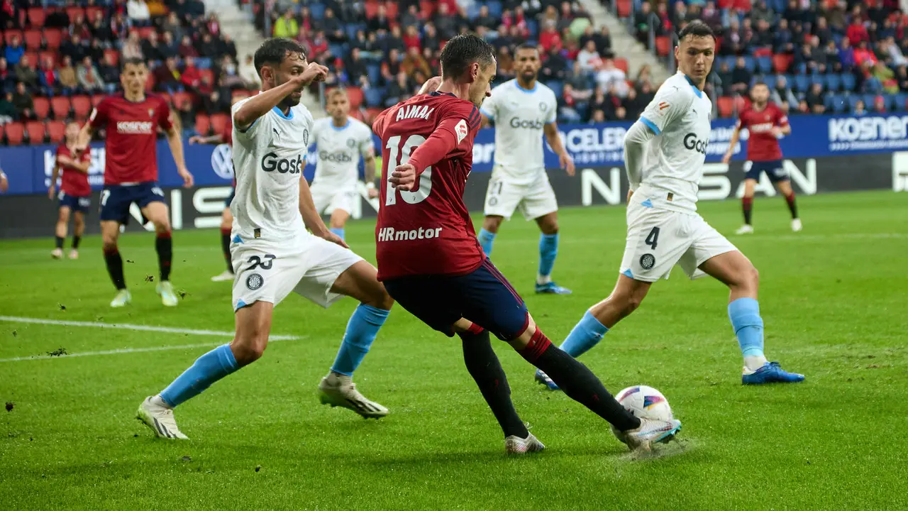 Aimar Oroz (10. CA Osasuna) y Iván Martín (23. Girona FC) durante el partido de La Liga EA Sports entre CA Osasuna y Girona FC disputado en el estadio de El Sadar en Pamplona. IÑIGO ALZUGARAY