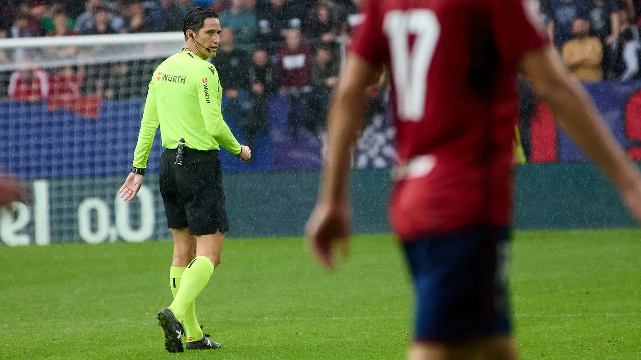 José Luis Munuera Montero (árbitro del partido) durante el partido de La Liga EA Sports entre CA Osasuna y Girona FC disputado en el estadio de El Sadar en Pamplona. IÑIGO ALZUGARAY