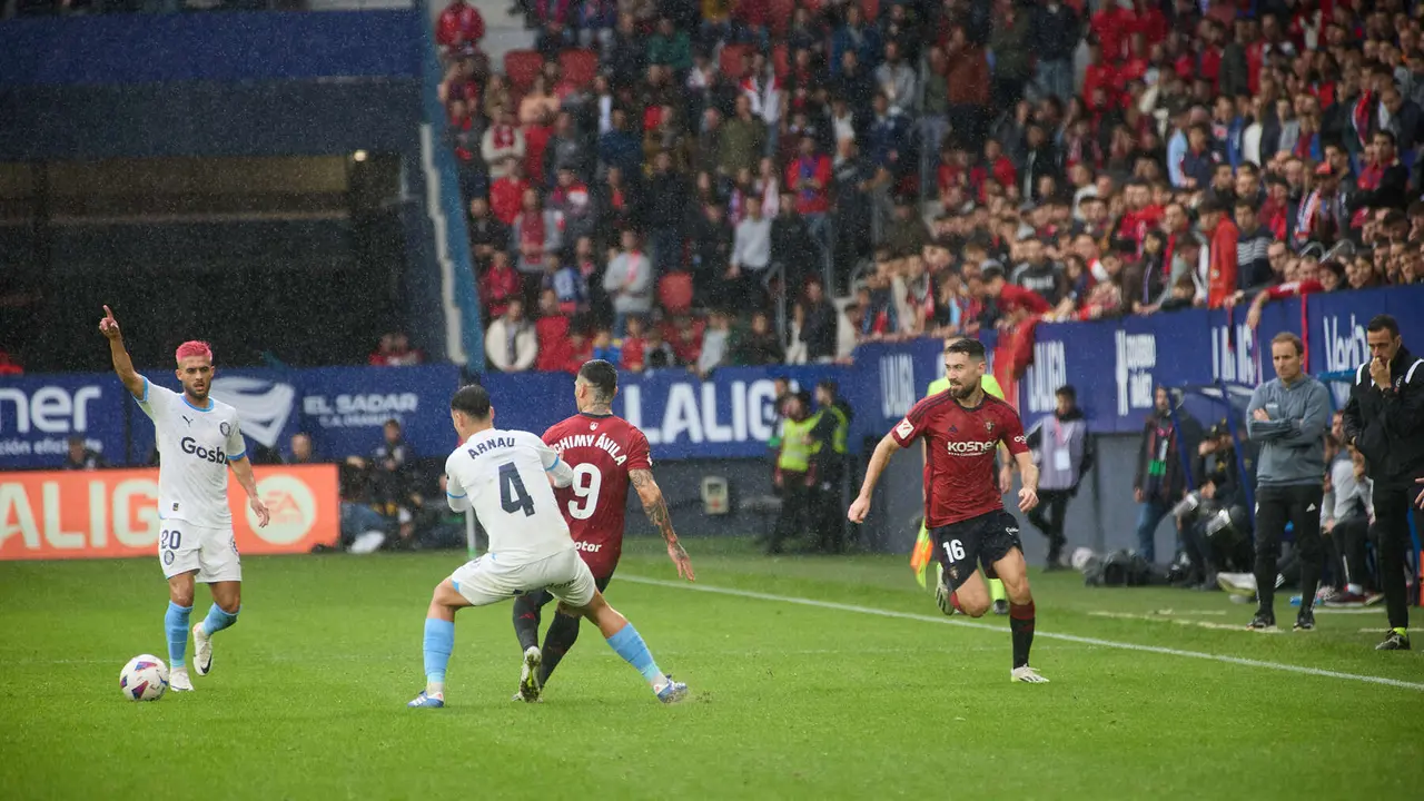 Yan Couto (20. Girona FC), Arnau Martínez (4. Girona FC), Chimy Avila (9. CA Osasuna) y Moi Gómez (16. CA Osasuna) durante el partido de La Liga EA Sports entre CA Osasuna y Girona FC disputado en el estadio de El Sadar en Pamplona. IÑIGO ALZUGARAY