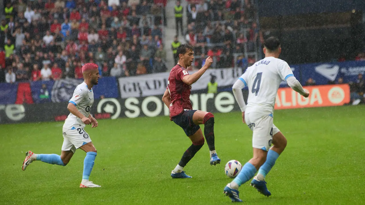 Yan Couto (20. Girona FC), Lucas Torró (6. CA Osasuna) y Arnau Martínez (4. Girona FC) durante el partido de La Liga EA Sports entre CA Osasuna y Girona FC disputado en el estadio de El Sadar en Pamplona. IÑIGO ALZUGARAY