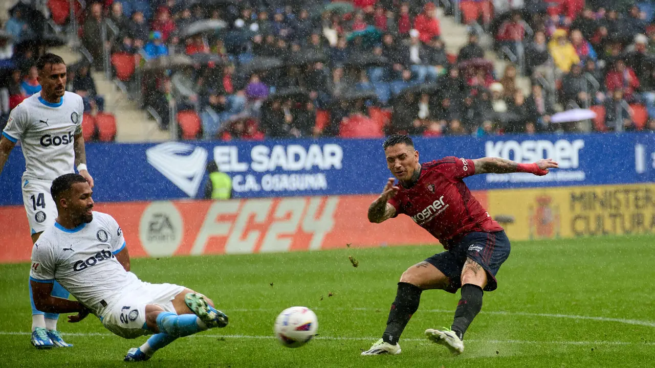 Aleix García (14. Girona FC), Yangel Herrera (21. Girona FC) y Chimy Avila (9. CA Osasuna) durante el partido de La Liga EA Sports entre CA Osasuna y Girona FC disputado en el estadio de El Sadar en Pamplona. IÑIGO ALZUGARAY