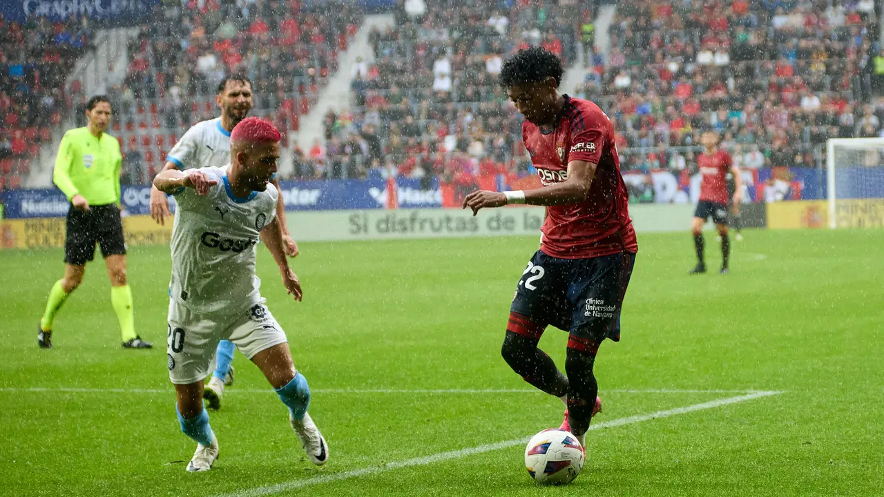 Yan Couto (20. Girona FC) y Johan Mojica (22. CA Osasuna) durante el partido de La Liga EA Sports entre CA Osasuna y Girona FC disputado en el estadio de El Sadar en Pamplona. IÑIGO ALZUGARAY
