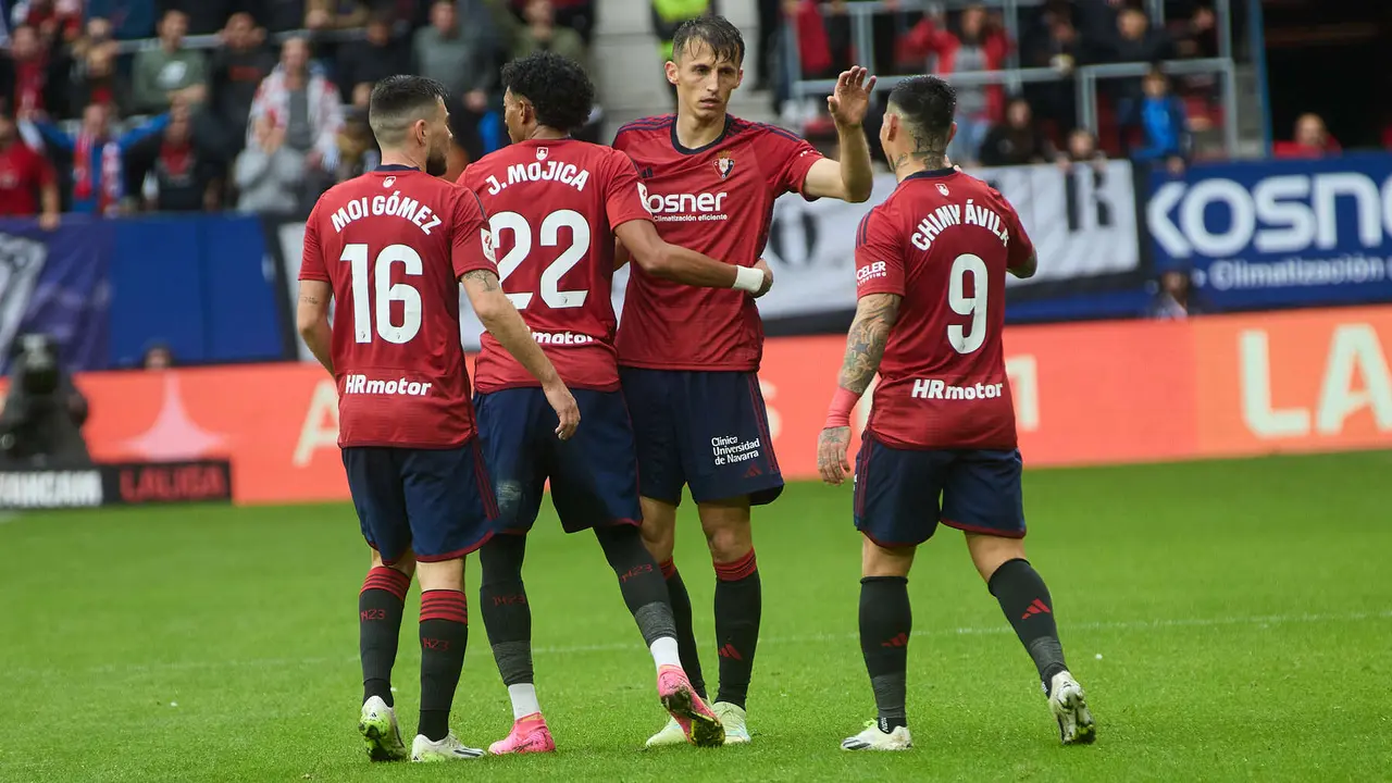 Los jugadores de Osasuna celebran el gol de Ante Budimir (1-1) durante el partido de La Liga EA Sports entre CA Osasuna y Girona FC disputado en el estadio de El Sadar en Pamplona. IÑIGO ALZUGARAY