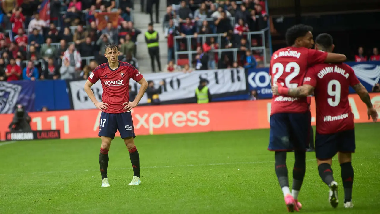 Los jugadores de Osasuna celebran el gol de Ante Budimir (1-1) durante el partido de La Liga EA Sports entre CA Osasuna y Girona FC disputado en el estadio de El Sadar en Pamplona. IÑIGO ALZUGARAY
