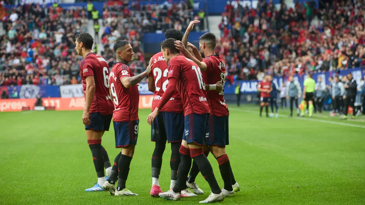 Los jugadores de Osasuna celebran el gol de Ante Budimir (1-1) durante el partido de La Liga EA Sports entre CA Osasuna y Girona FC disputado en el estadio de El Sadar en Pamplona. IÑIGO ALZUGARAY