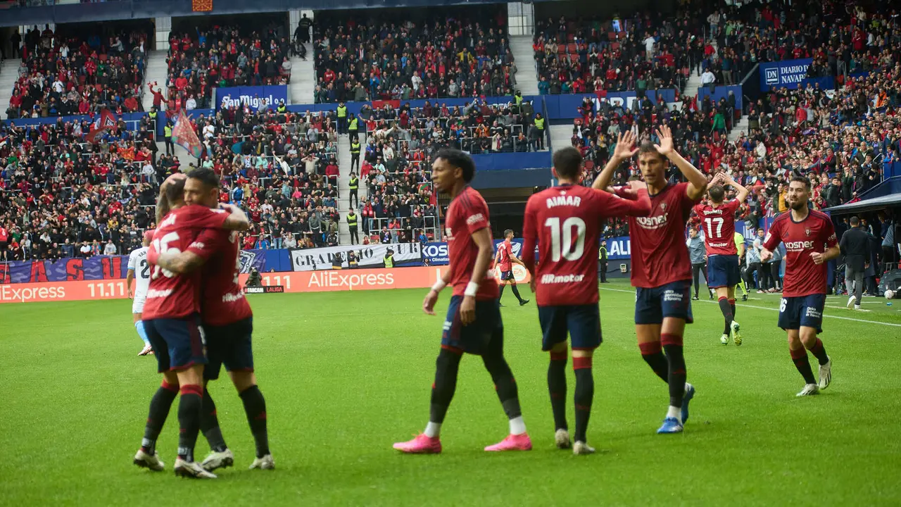 Los jugadores de Osasuna celebran el gol de Ante Budimir (1-1) durante el partido de La Liga EA Sports entre CA Osasuna y Girona FC disputado en el estadio de El Sadar en Pamplona. IÑIGO ALZUGARAY